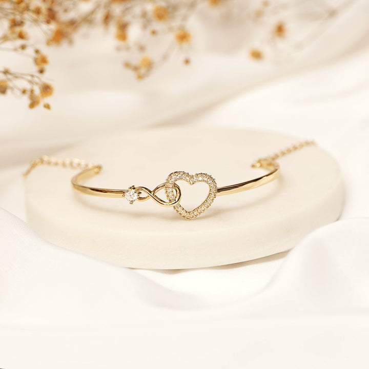 Bracciale elegante placcato oro con cuore e pietra brillante incastonata.

