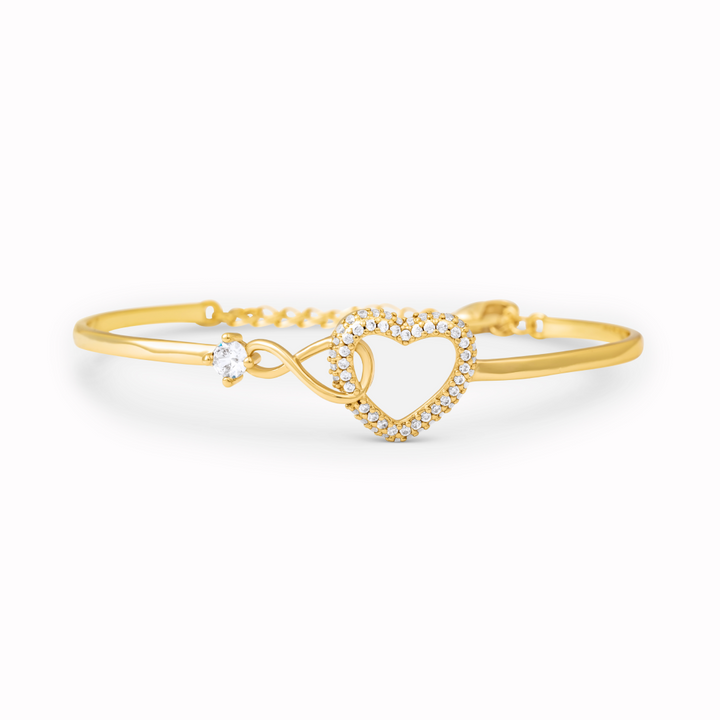 Bracciale in oro con ciondolo a cuore tempestato di zirconi e simbolo dell’infinito.

